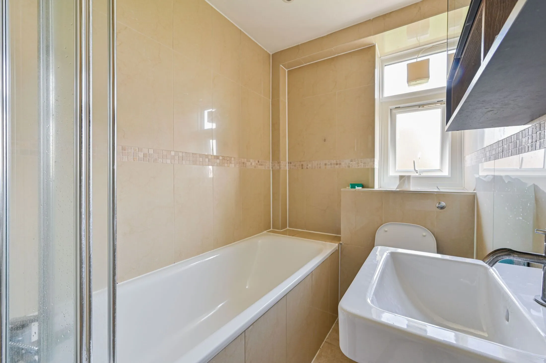 Flat Hazelhurst Road in Greater London