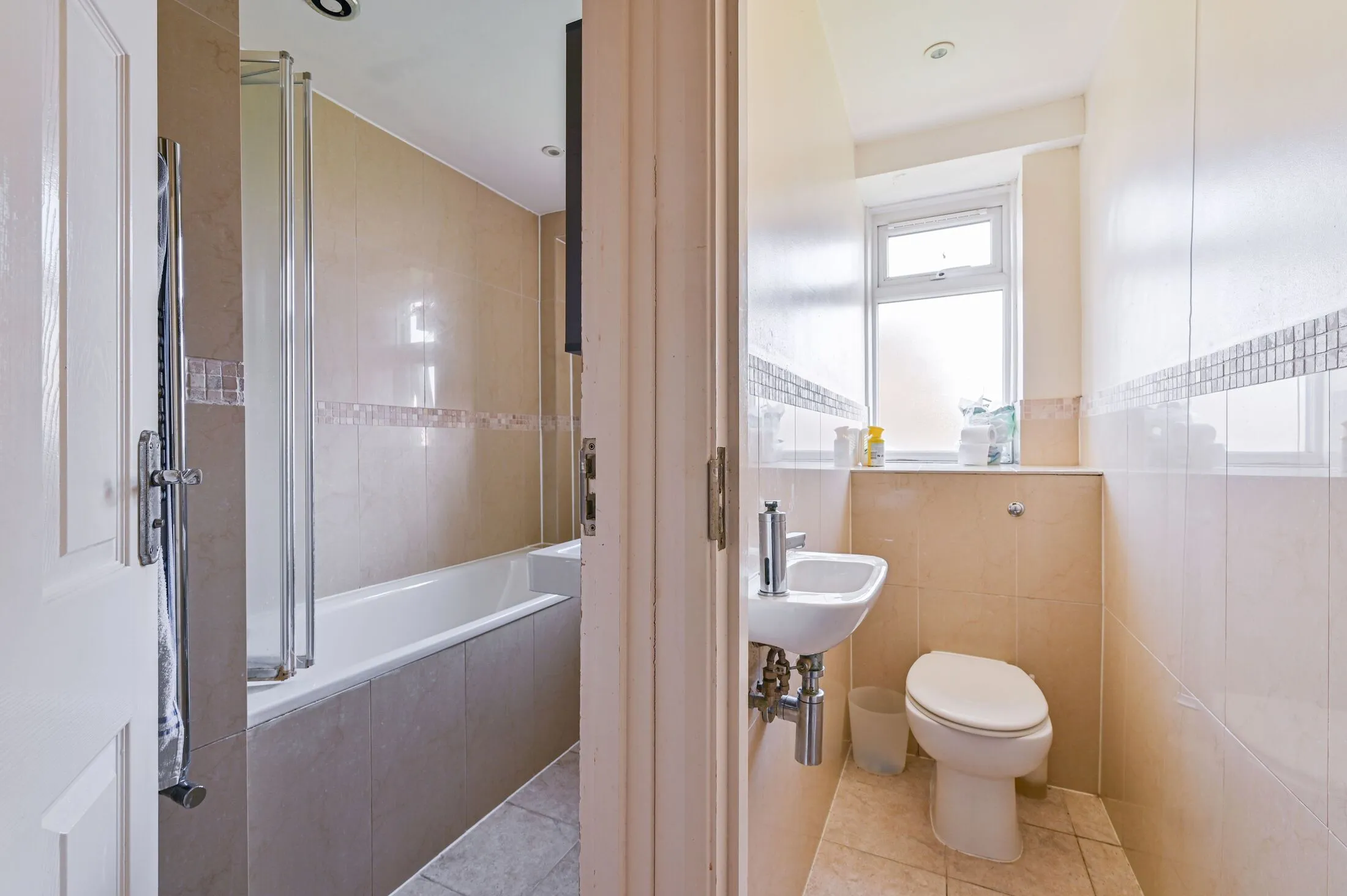 Flat Hazelhurst Road in Greater London