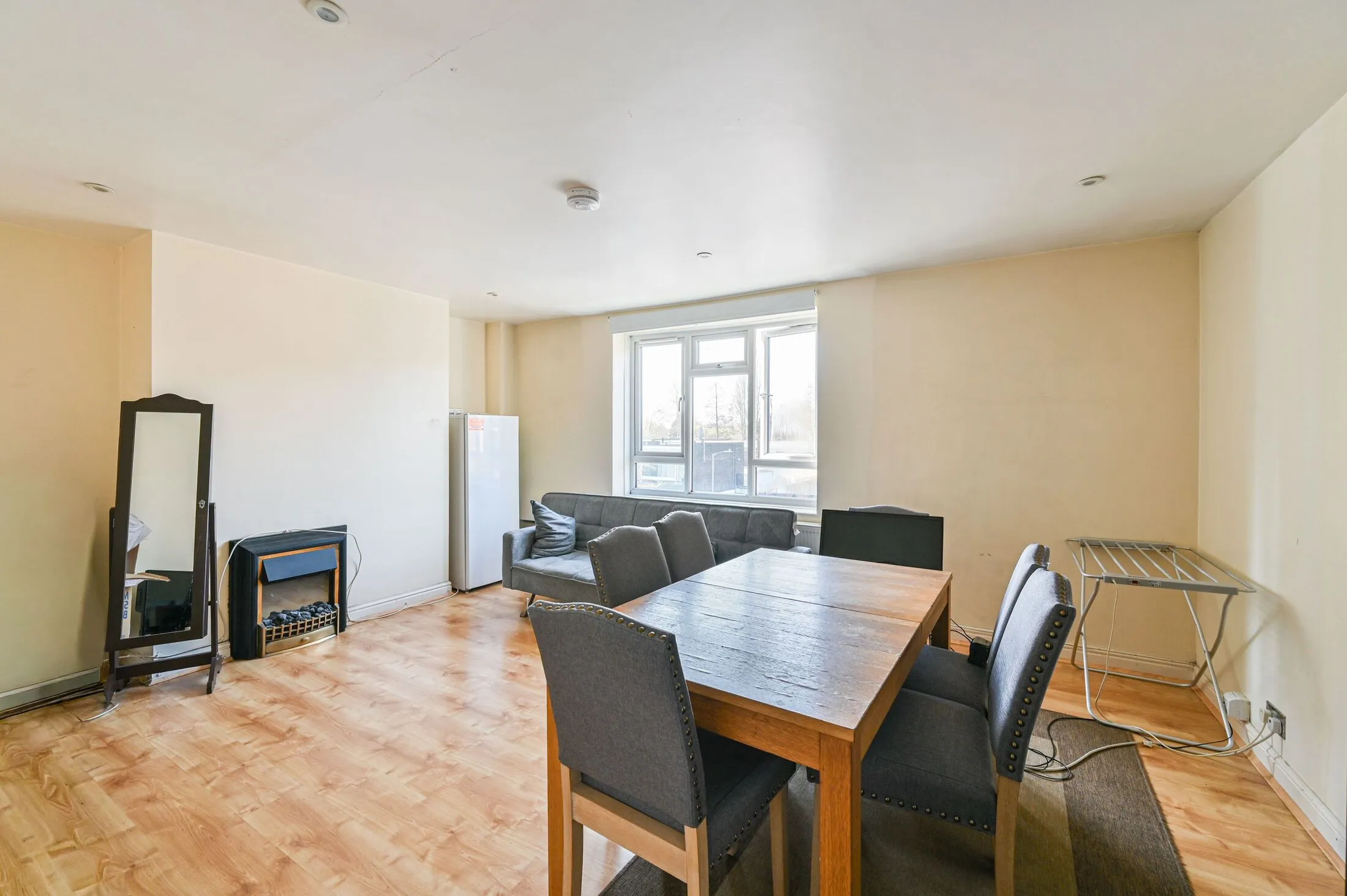 Flat Hazelhurst Road in Greater London