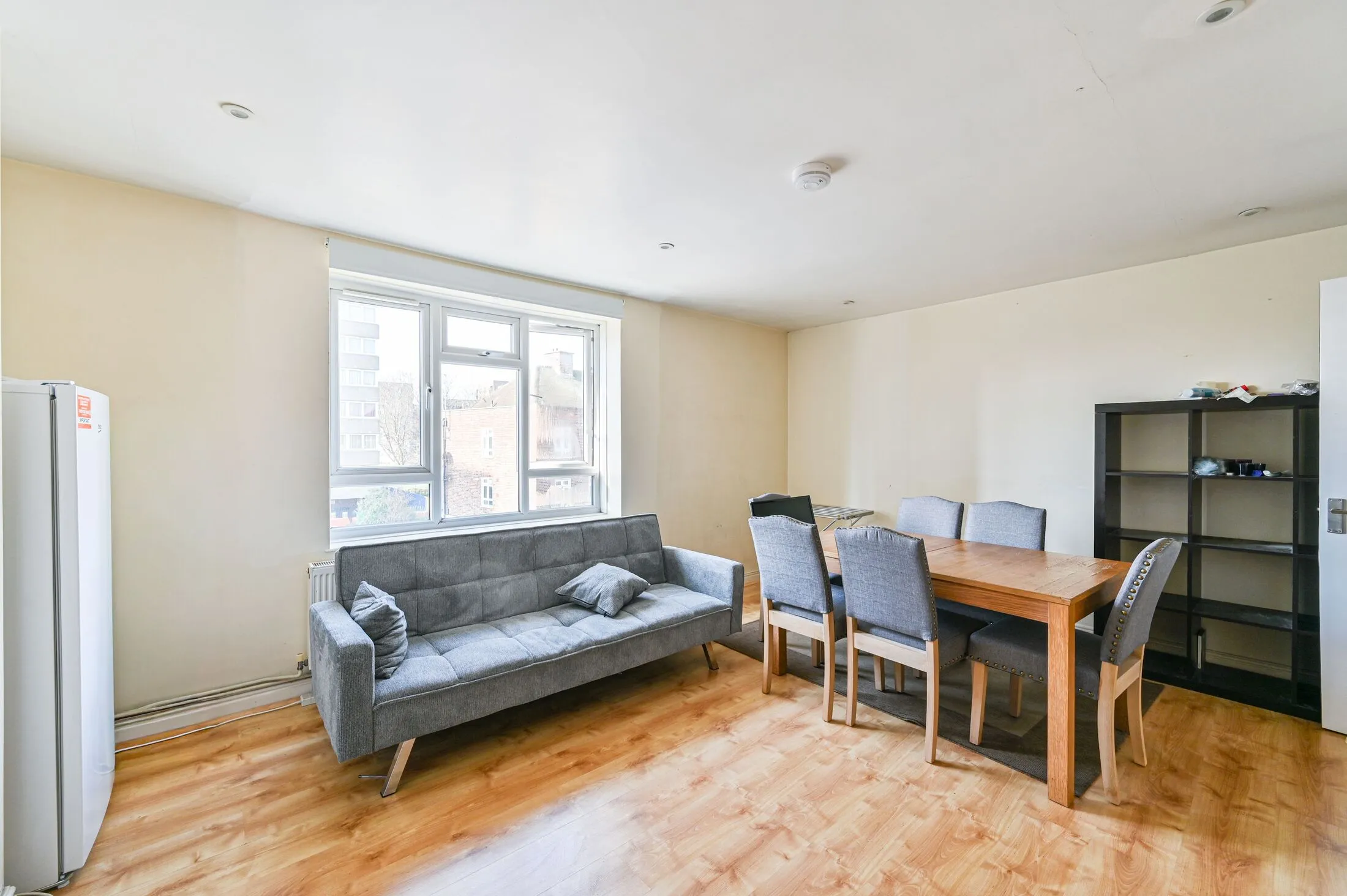 Flat Hazelhurst Road in Greater London