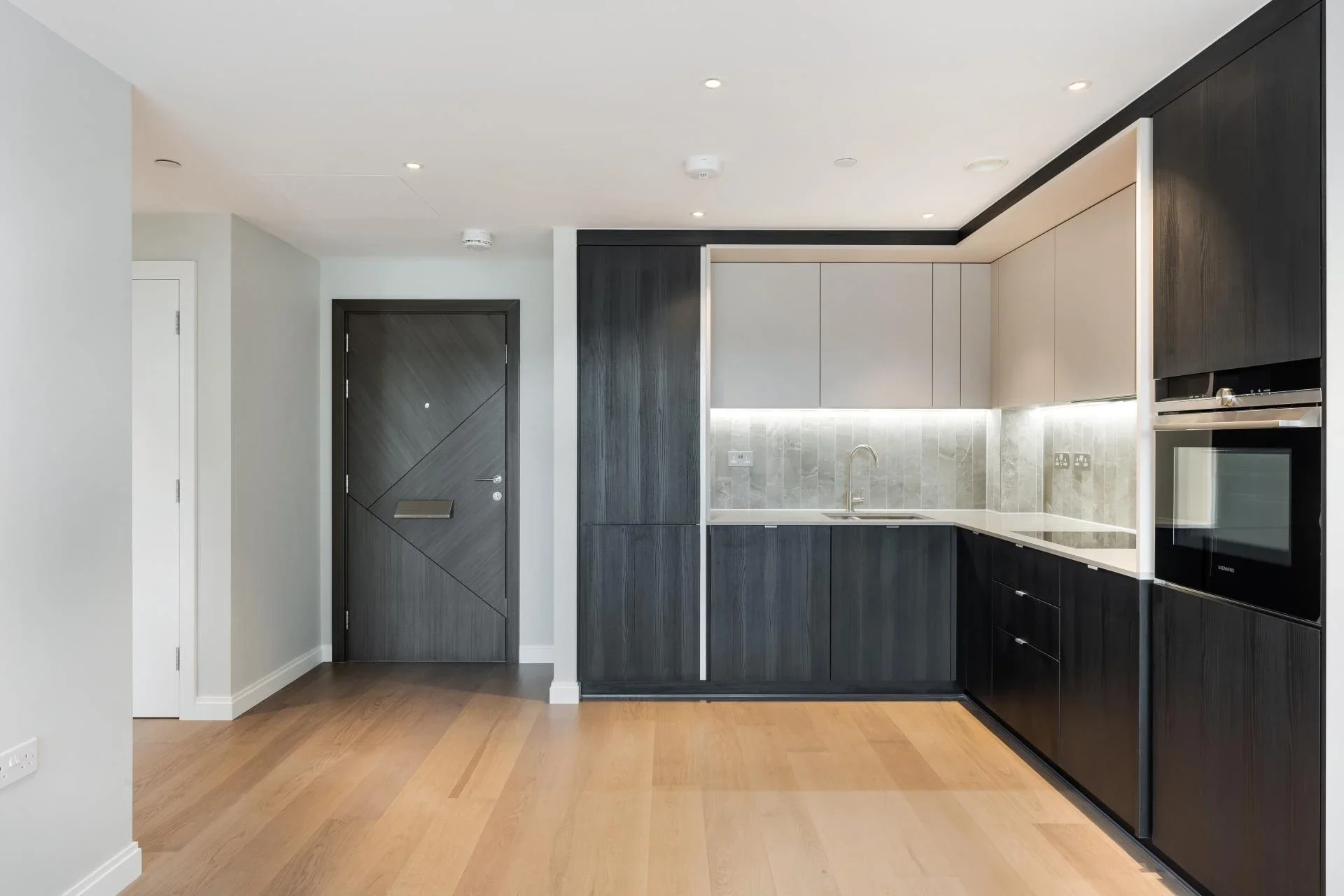 Flat Kennington Lane in Greater London