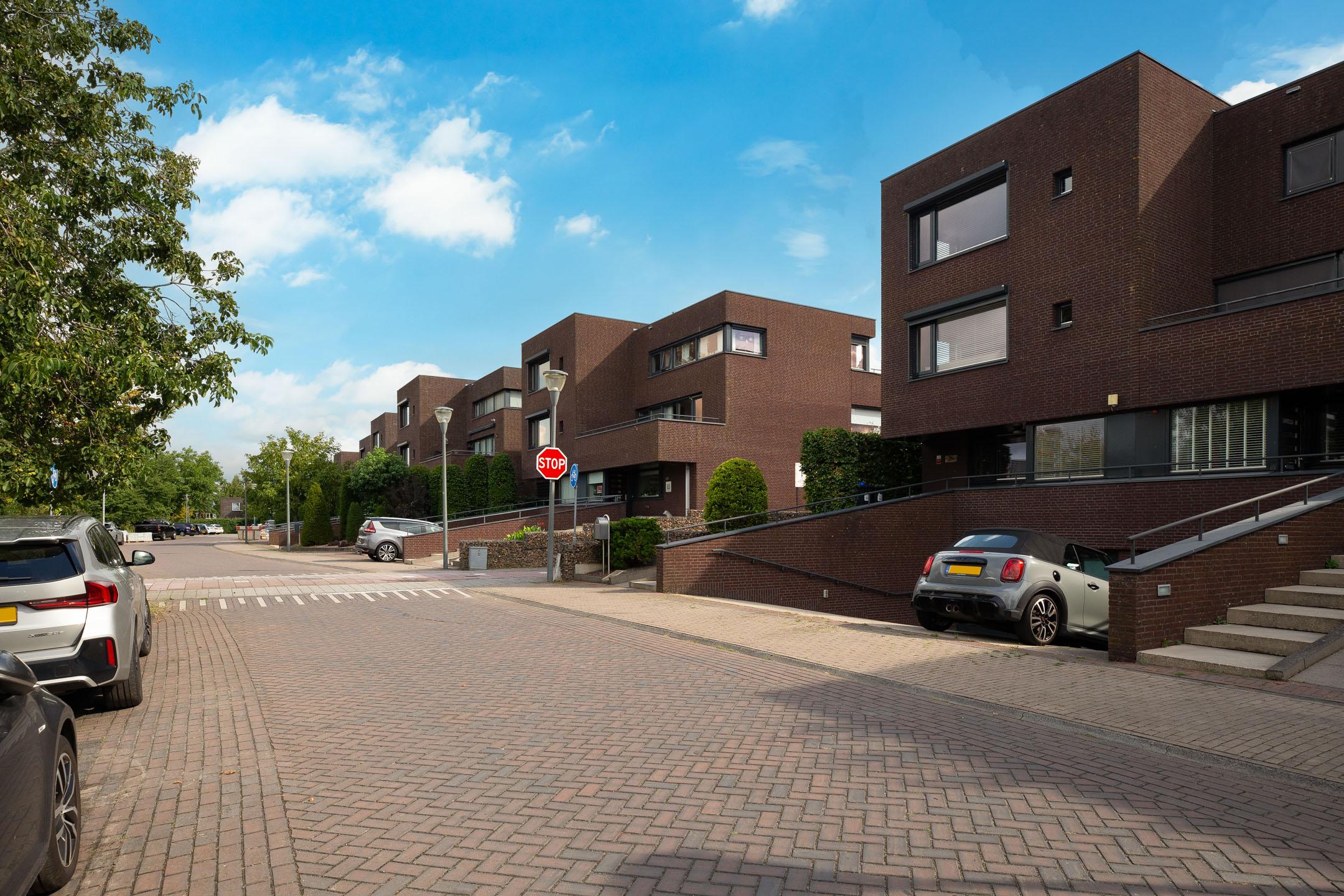 Twee-onder-één-kap te koop: Villa Waterviolier 25, Waalwijk