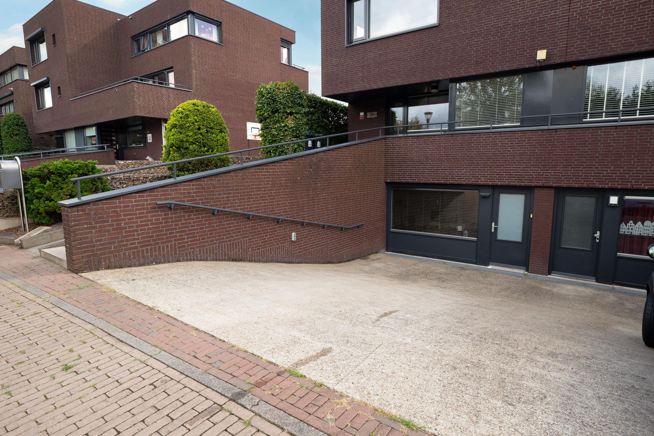 Twee-onder-één-kap te koop: Villa Waterviolier 25, Waalwijk