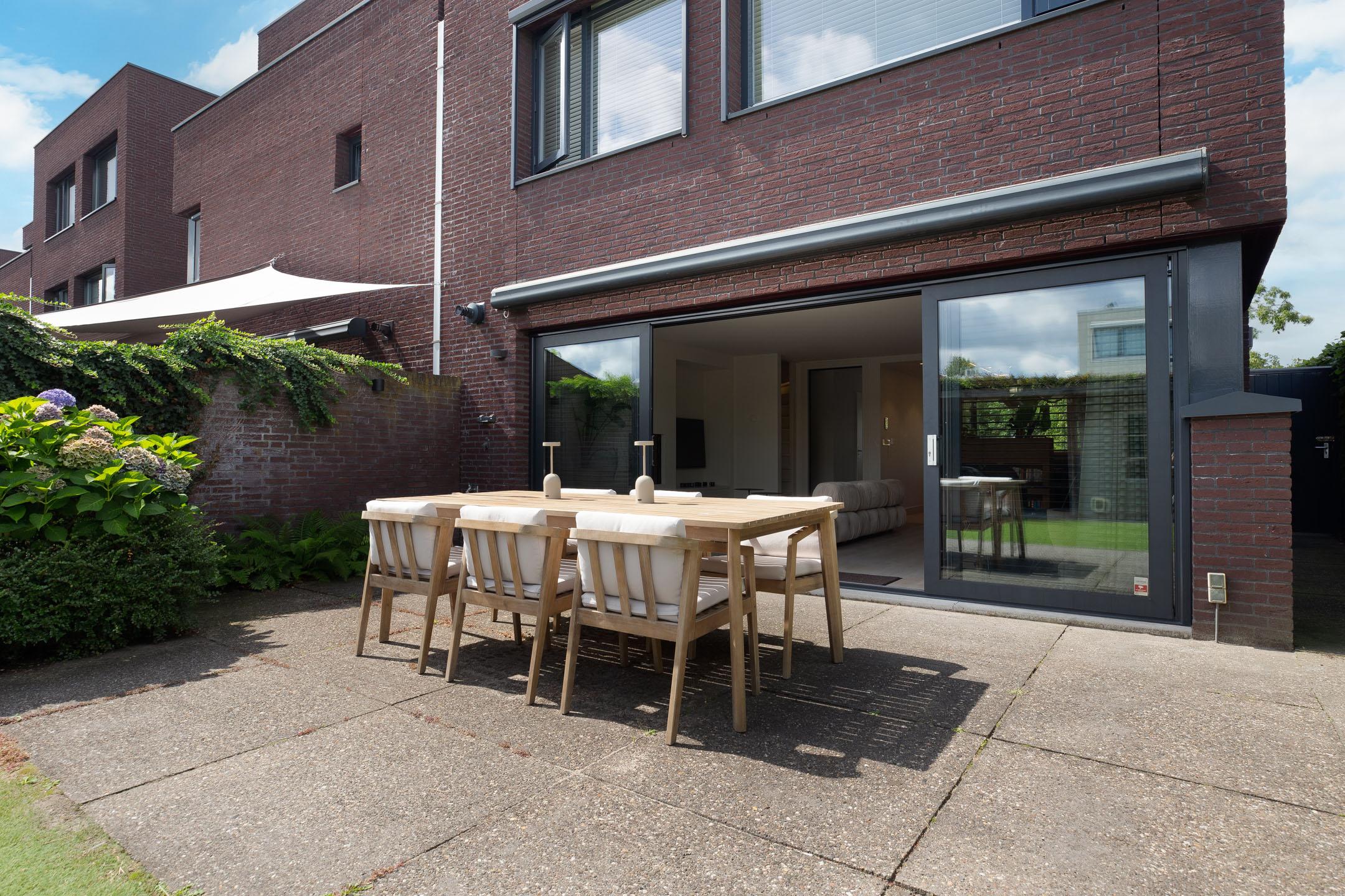 Twee-onder-één-kap te koop: Villa Waterviolier 25, Waalwijk