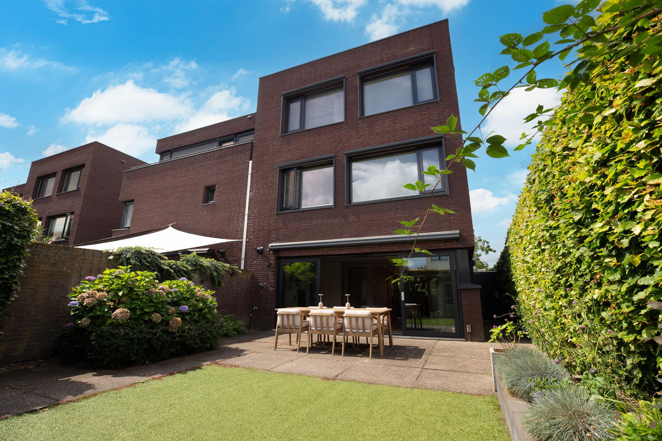Twee-onder-één-kap te koop: Villa Waterviolier 25, Waalwijk