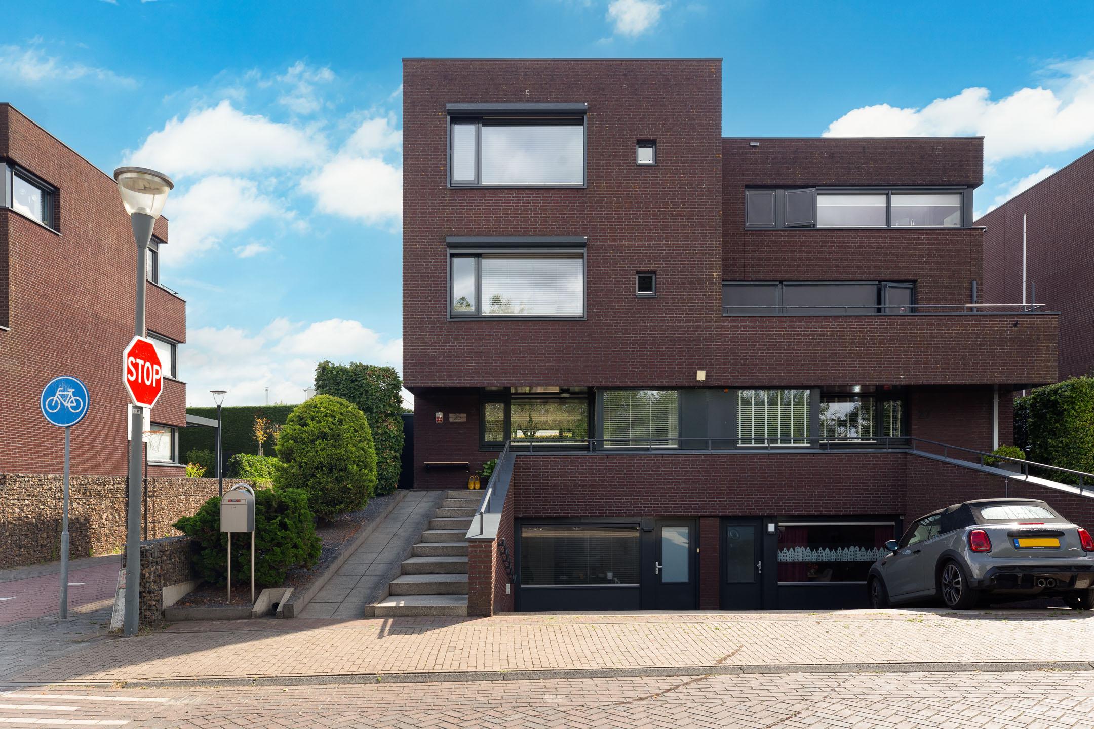 Twee-onder-één-kap te koop: Villa Waterviolier 25, Waalwijk