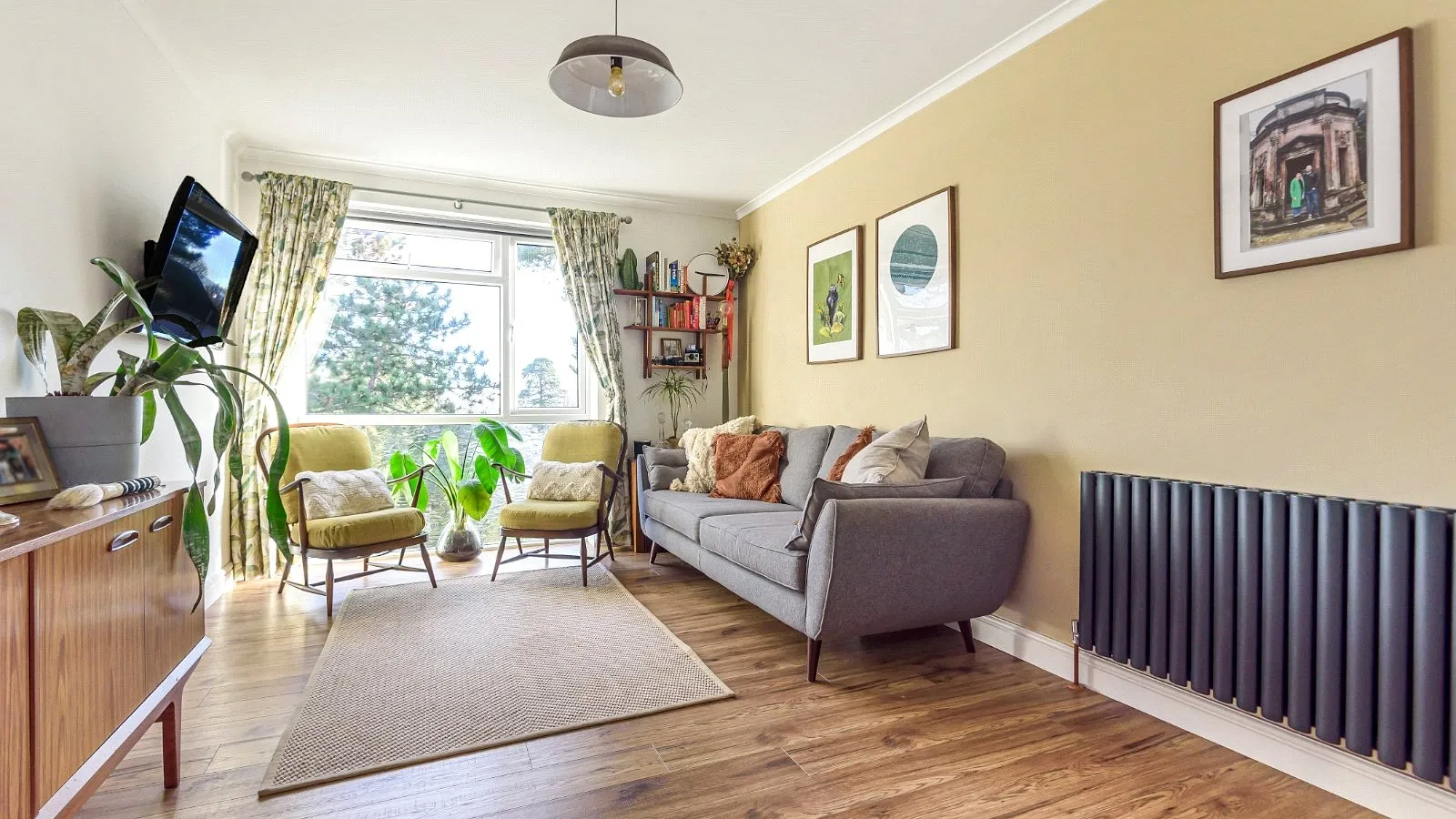 Flat Bycullah Road in Greater London