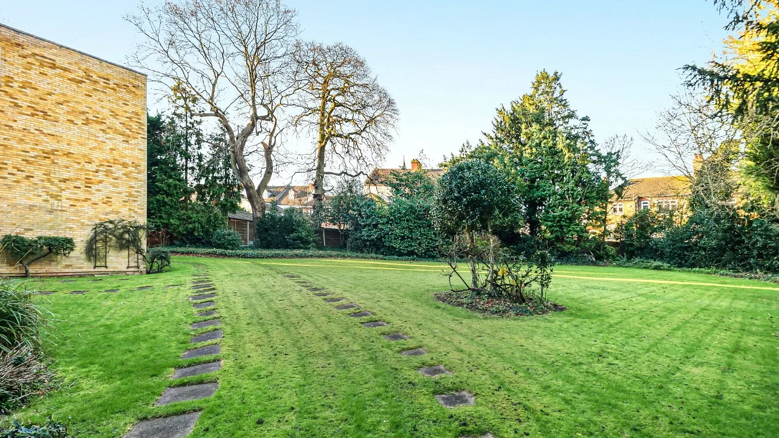 Flat Bycullah Road in Greater London