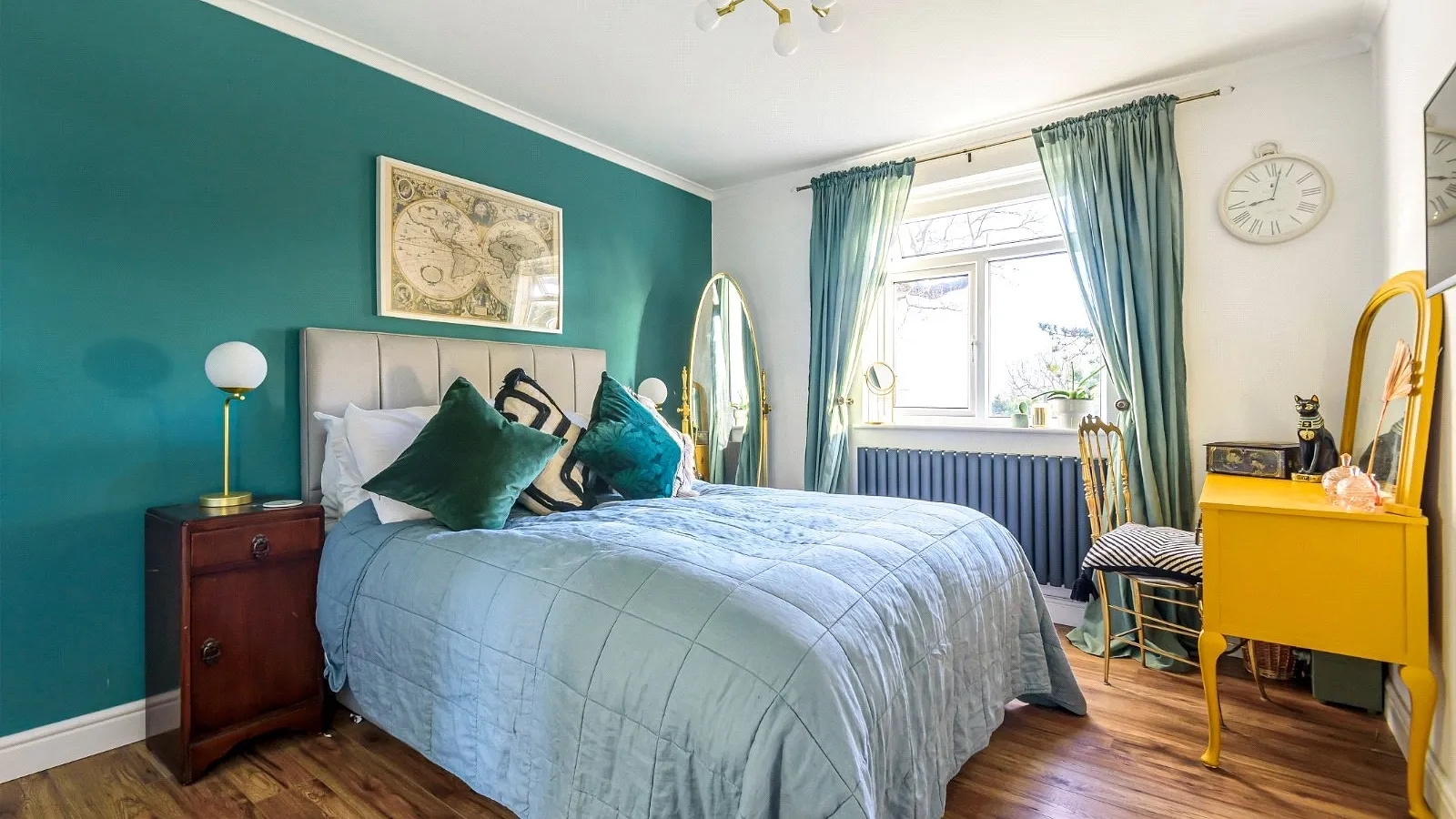 Flat Bycullah Road in Greater London
