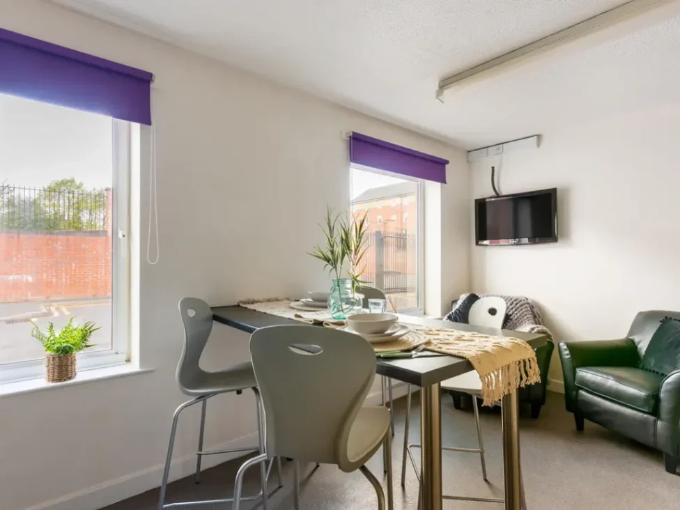 Room Alderson Road North in Sheffield