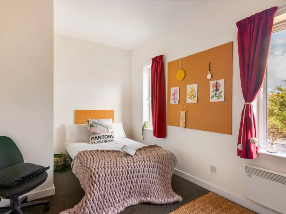 Room Alderson Road North in Sheffield