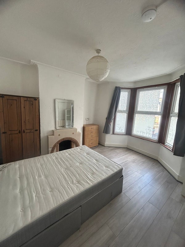 Room Torrens Road in Greater London