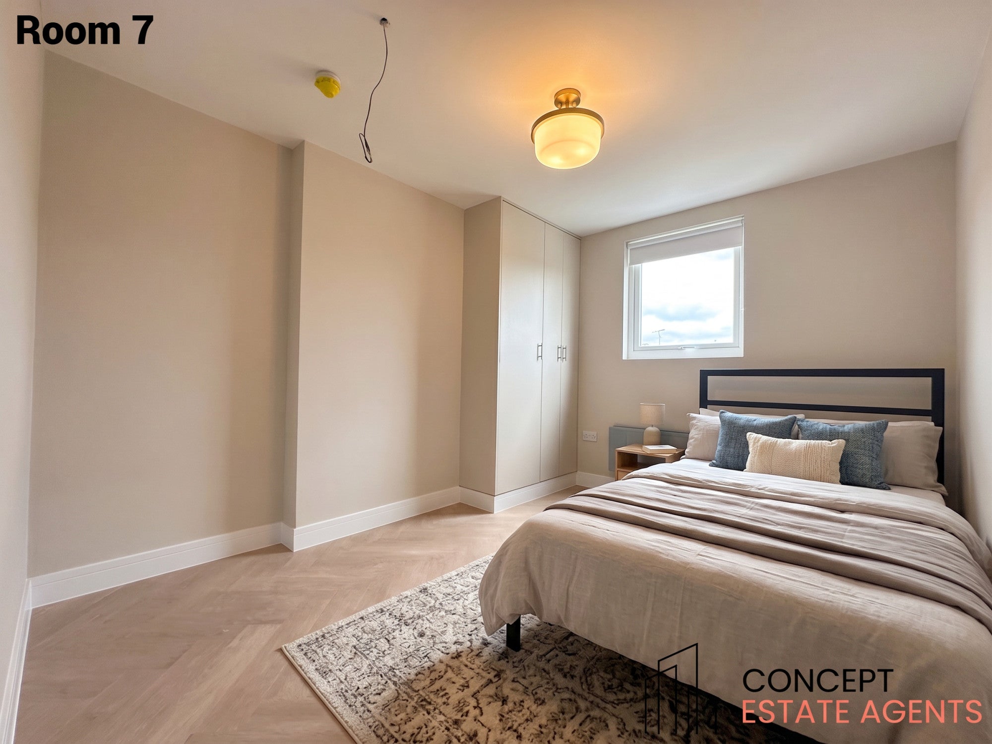 Room Hawks Road in Greater London