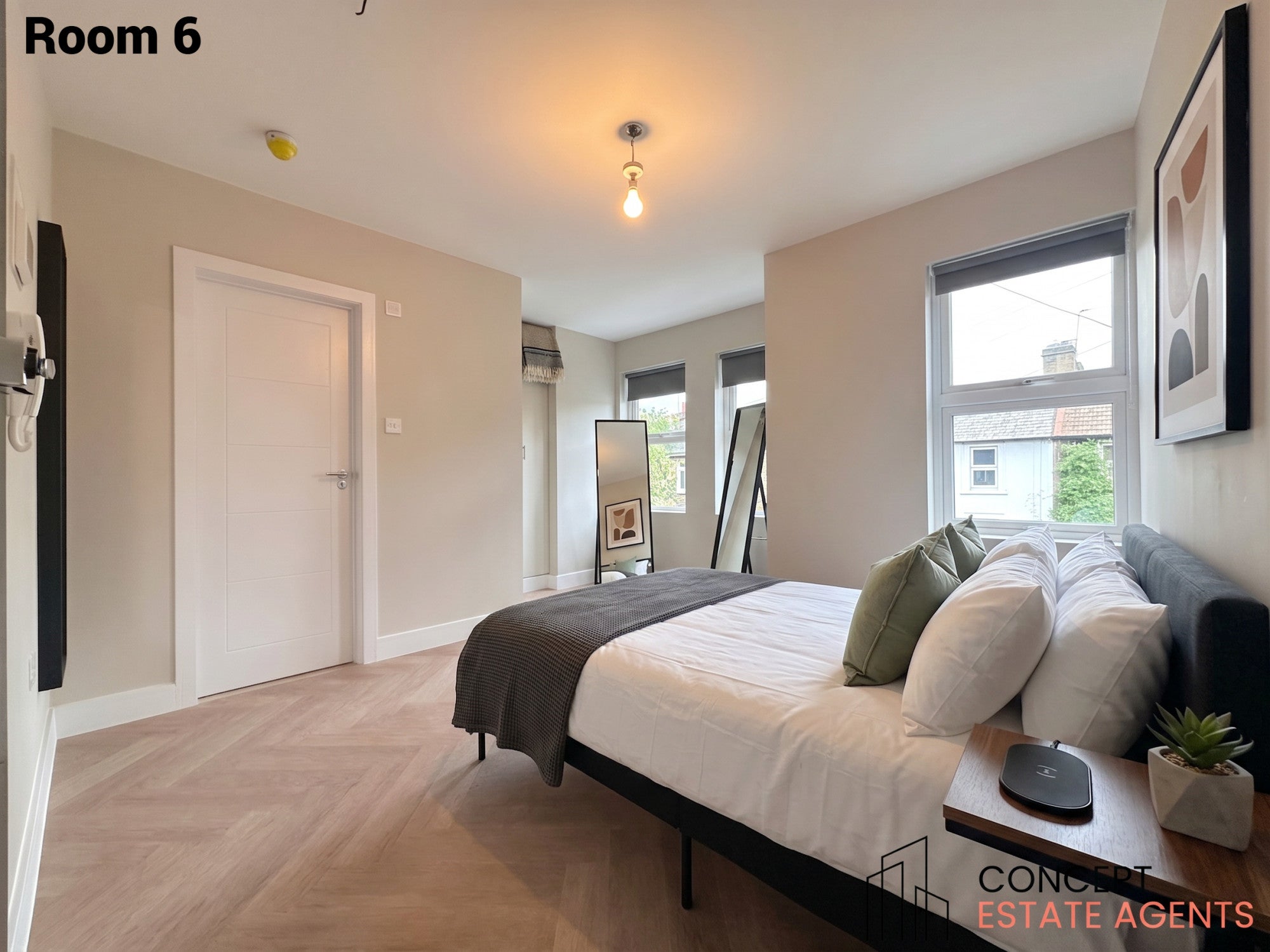 Room Hawks Road in Greater London