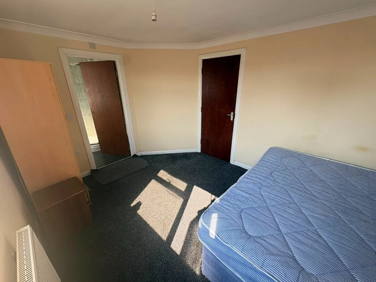 Flat Orchard Avenue in Greater London