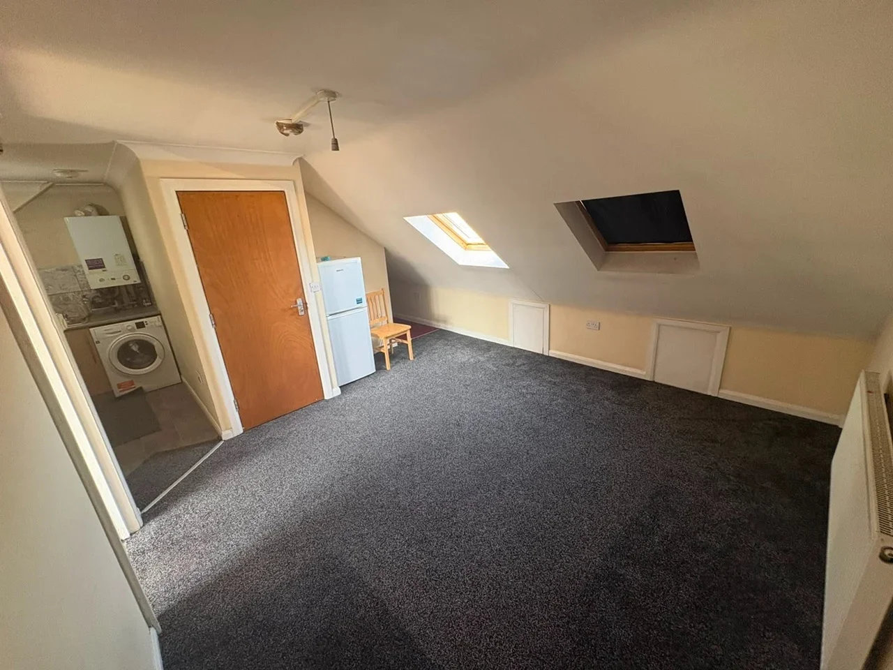 Flat Orchard Avenue in Greater London