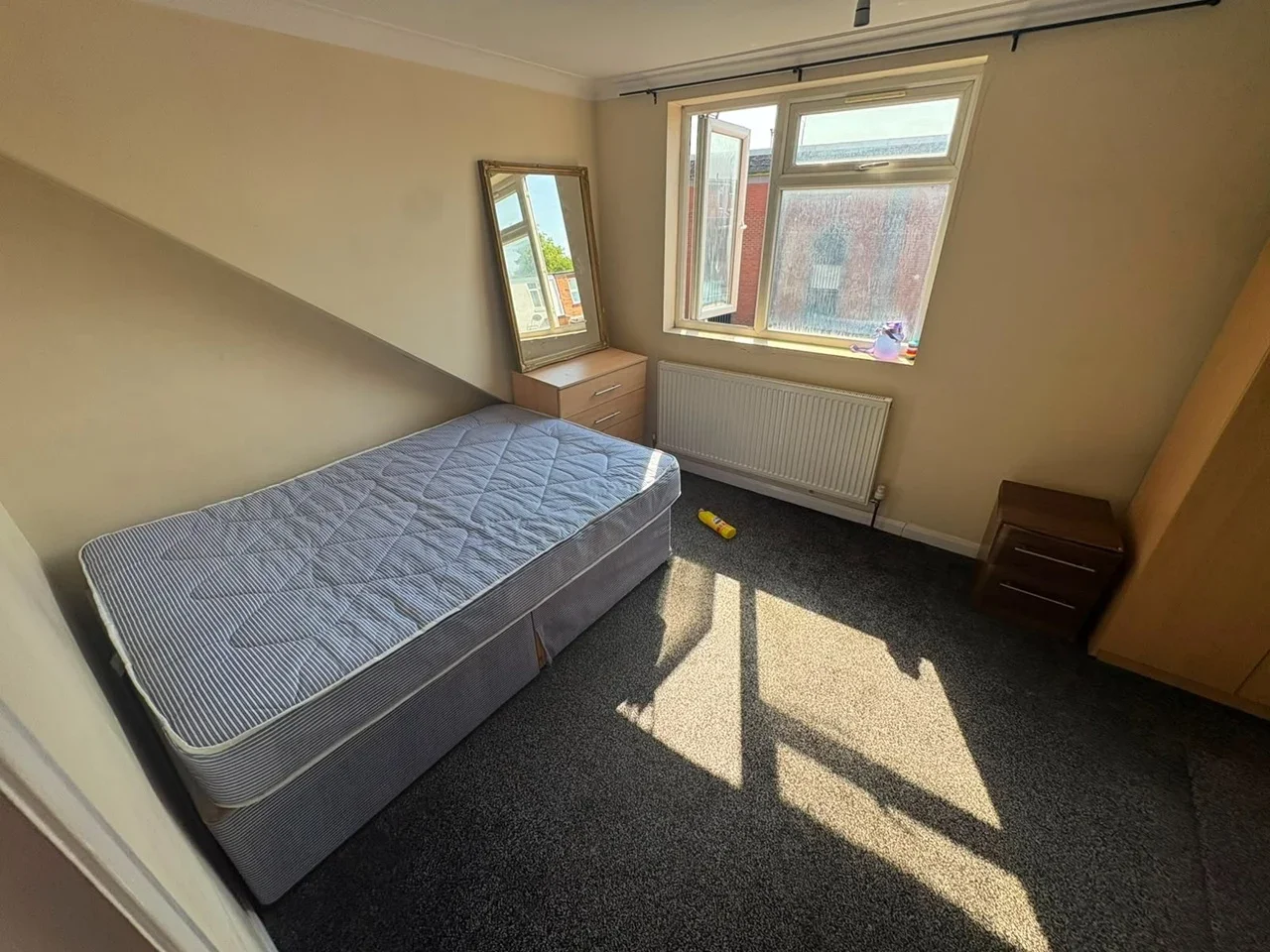 Flat Orchard Avenue in Greater London