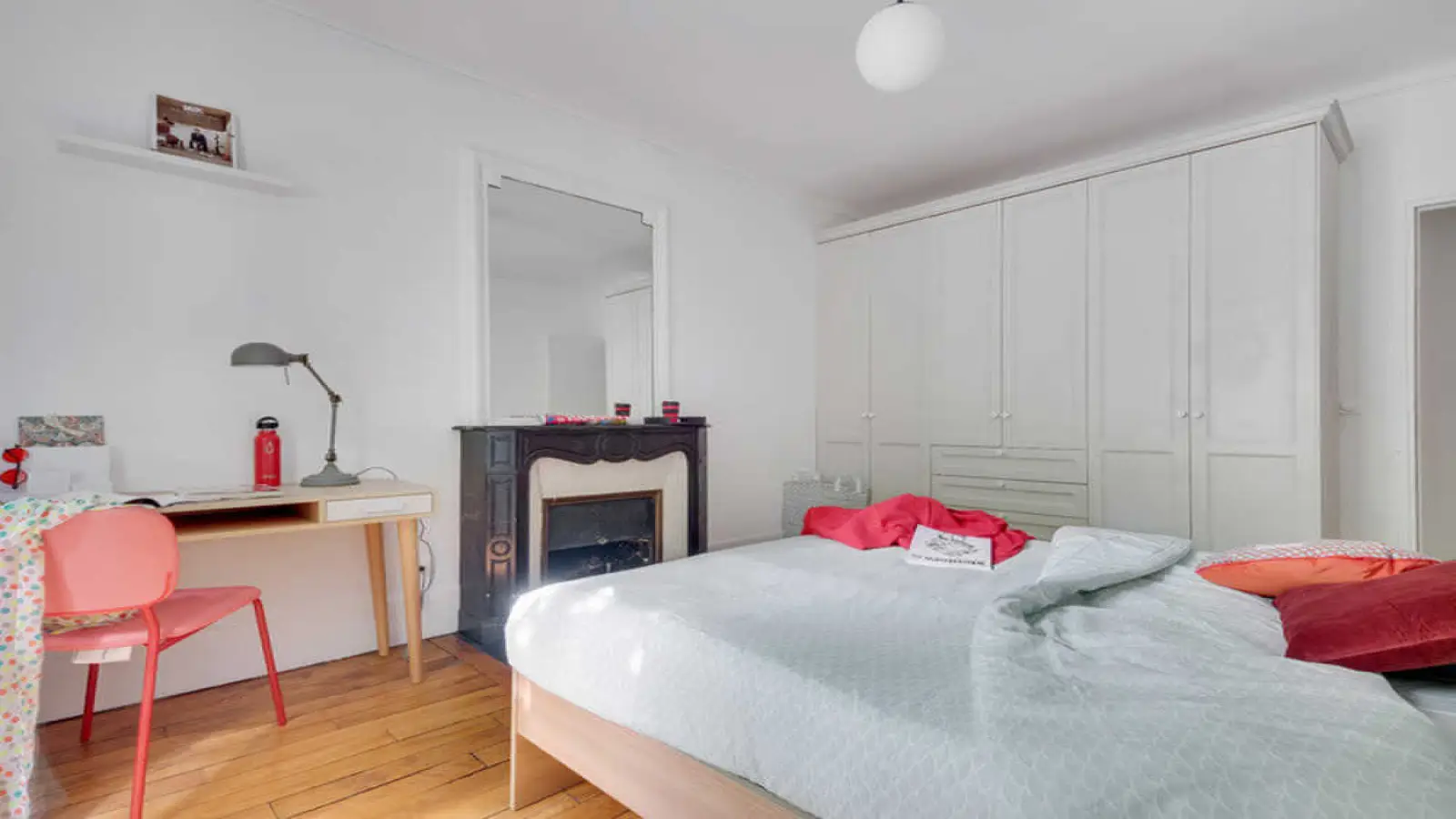 Room Place Gambetta in Paris