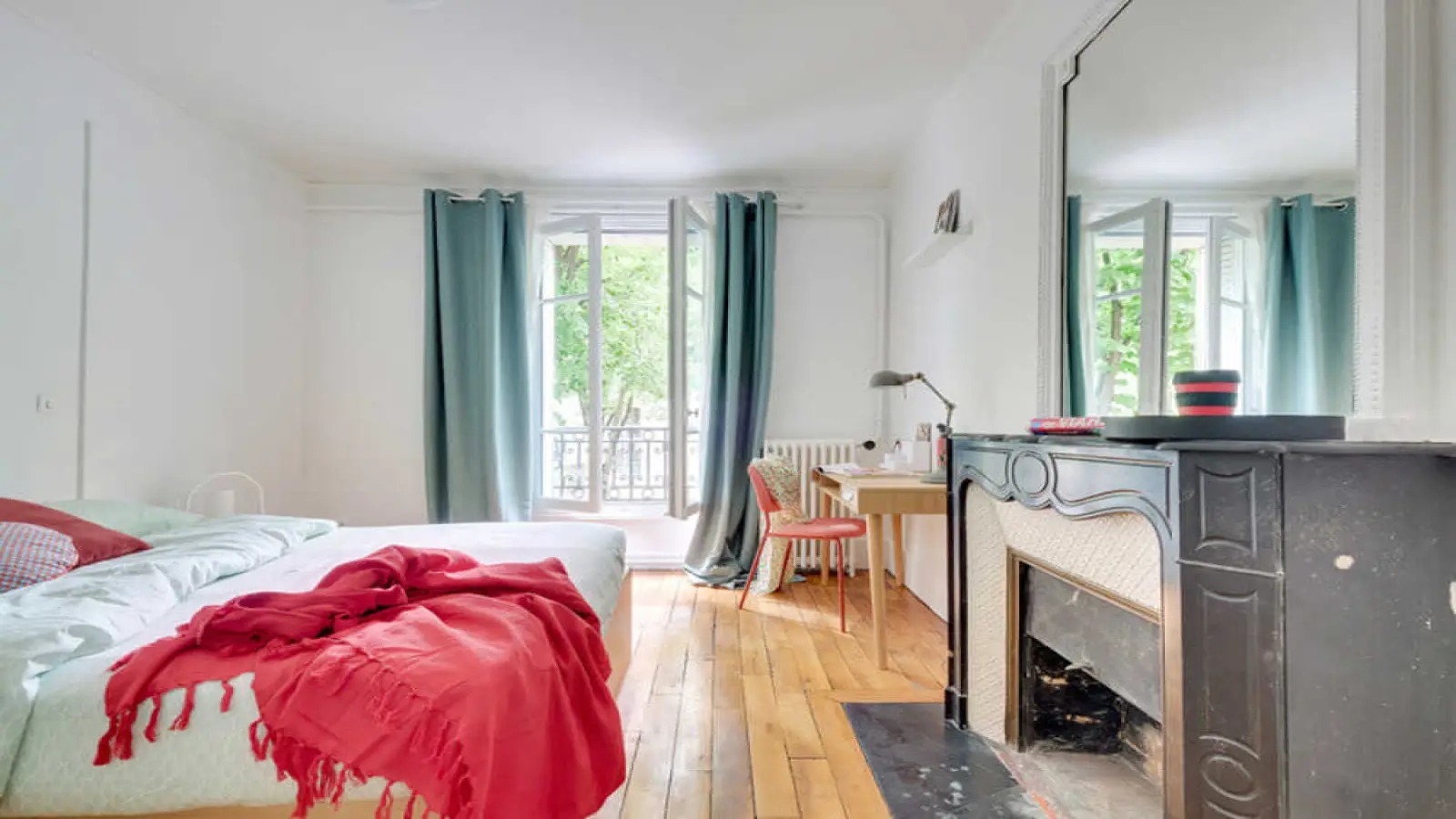 Room Place Gambetta in Paris