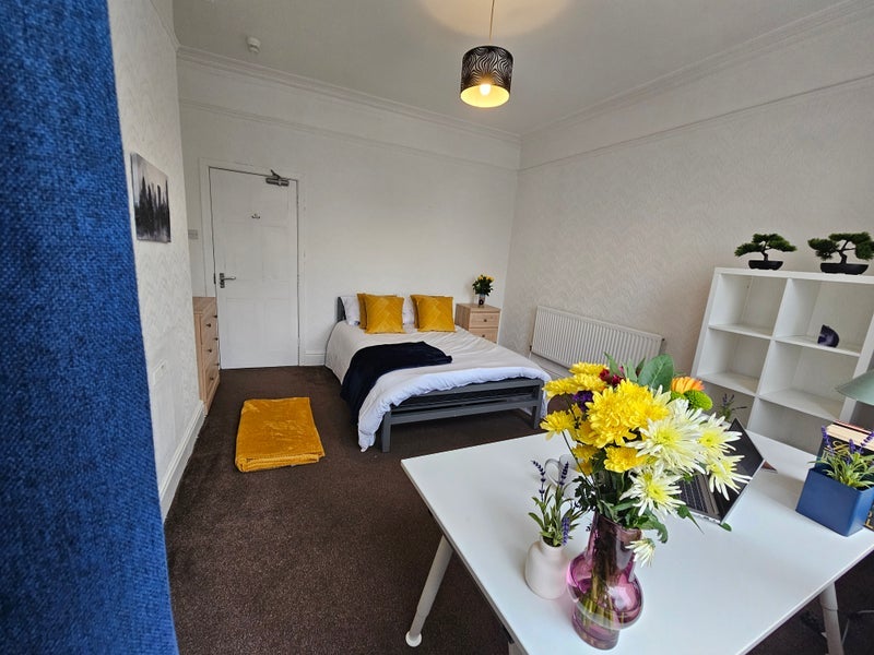 Room Shirley Road in Stoke-on-Trent