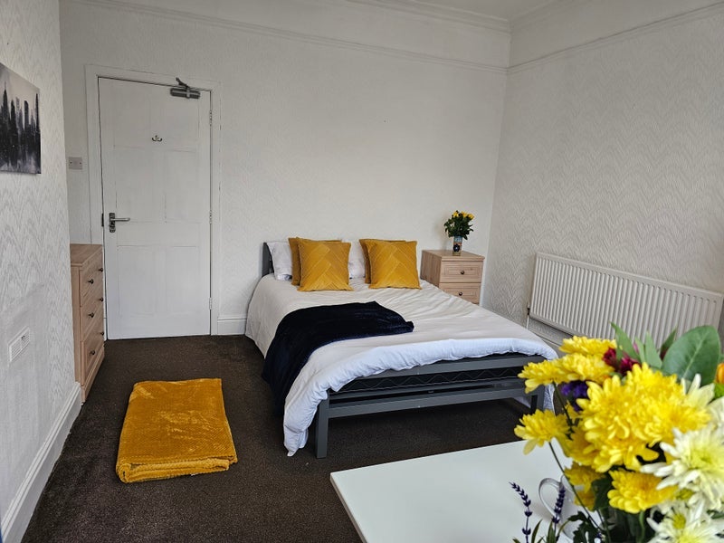 Room Shirley Road in Stoke-on-Trent