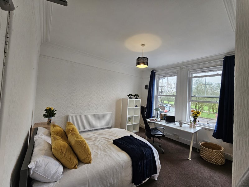 Room Shirley Road in Stoke-on-Trent