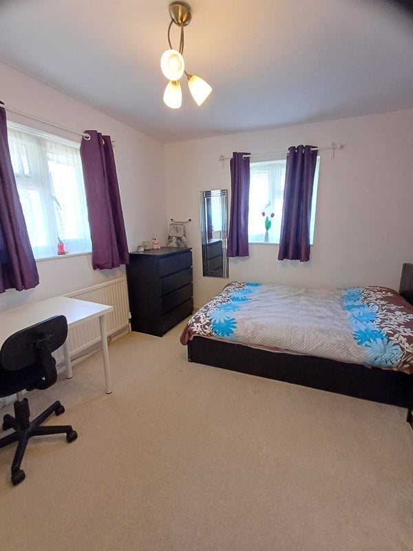Room Tackley Road in Bristol