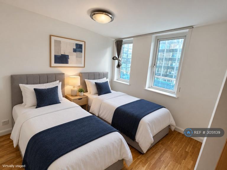 Flat Lyon Road in Greater London