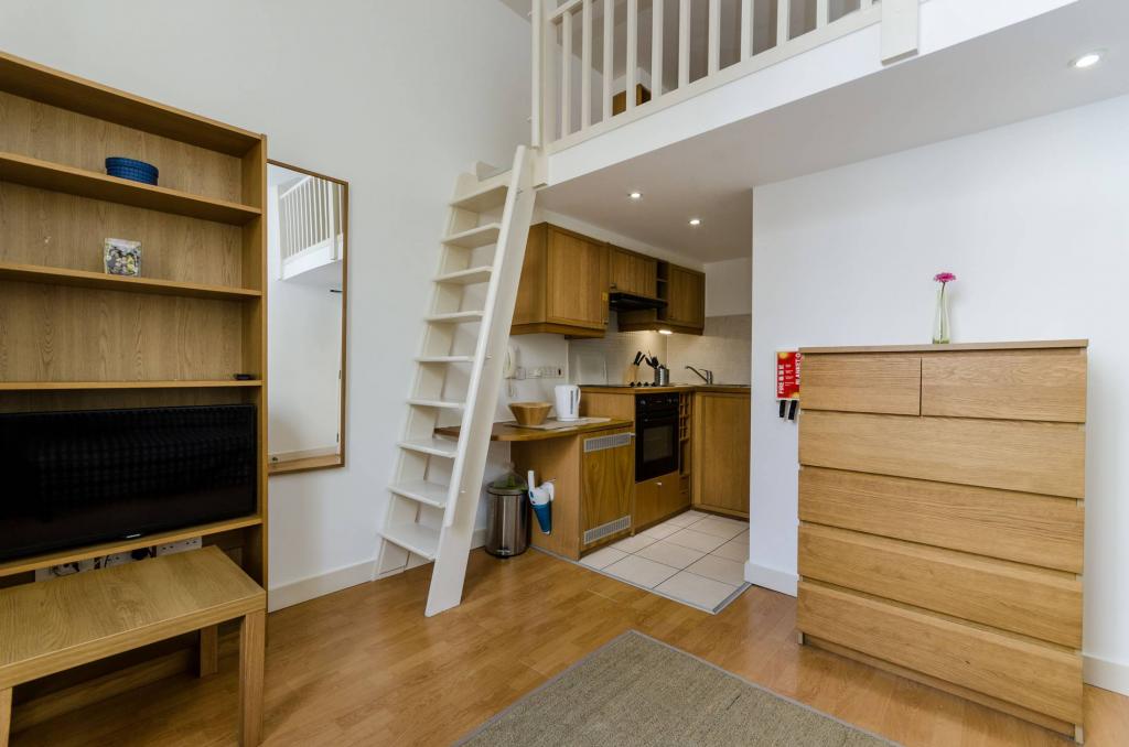 Flat Fairholme Road in Greater London