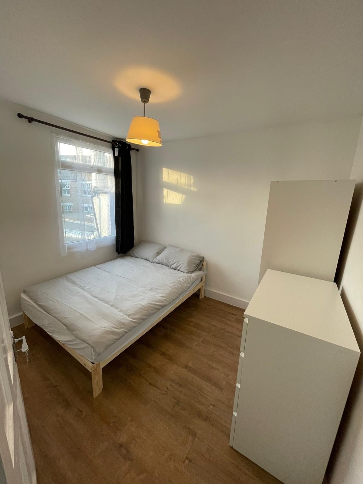 Room Hoe Street in Greater London