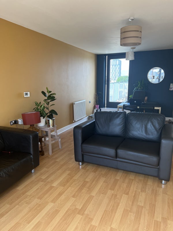 Flat Leven Road in Greater London