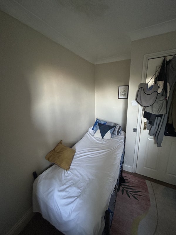 Room Crescent Road in Greater London