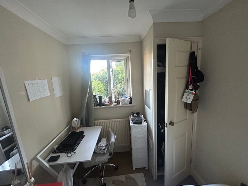 Room Crescent Road in Greater London