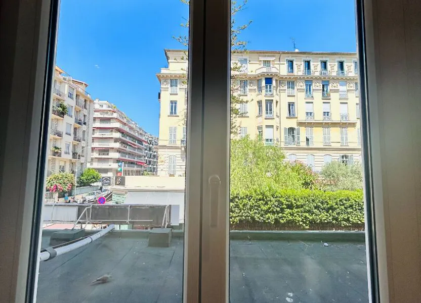 Flat Avenue Georges Clemenceau in Nice