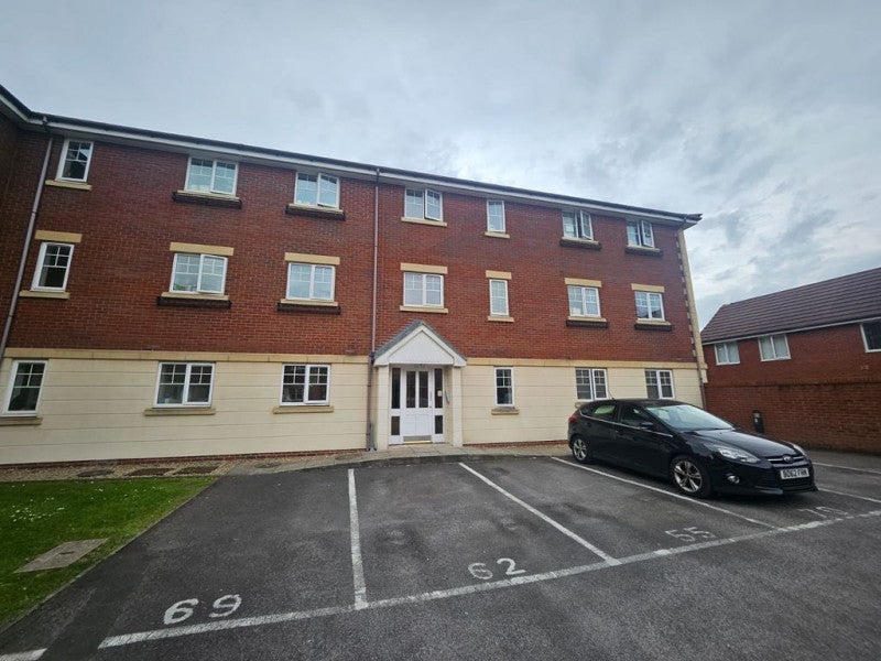 Flat Champs Sur Marne in Bradley Stoke