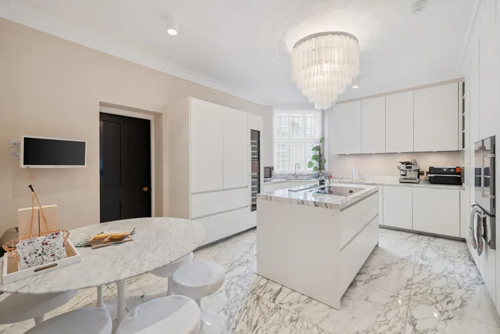 Flat Oakwood Court in Greater London