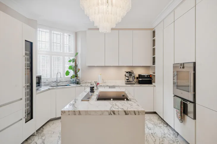 Flat Oakwood Court in Greater London