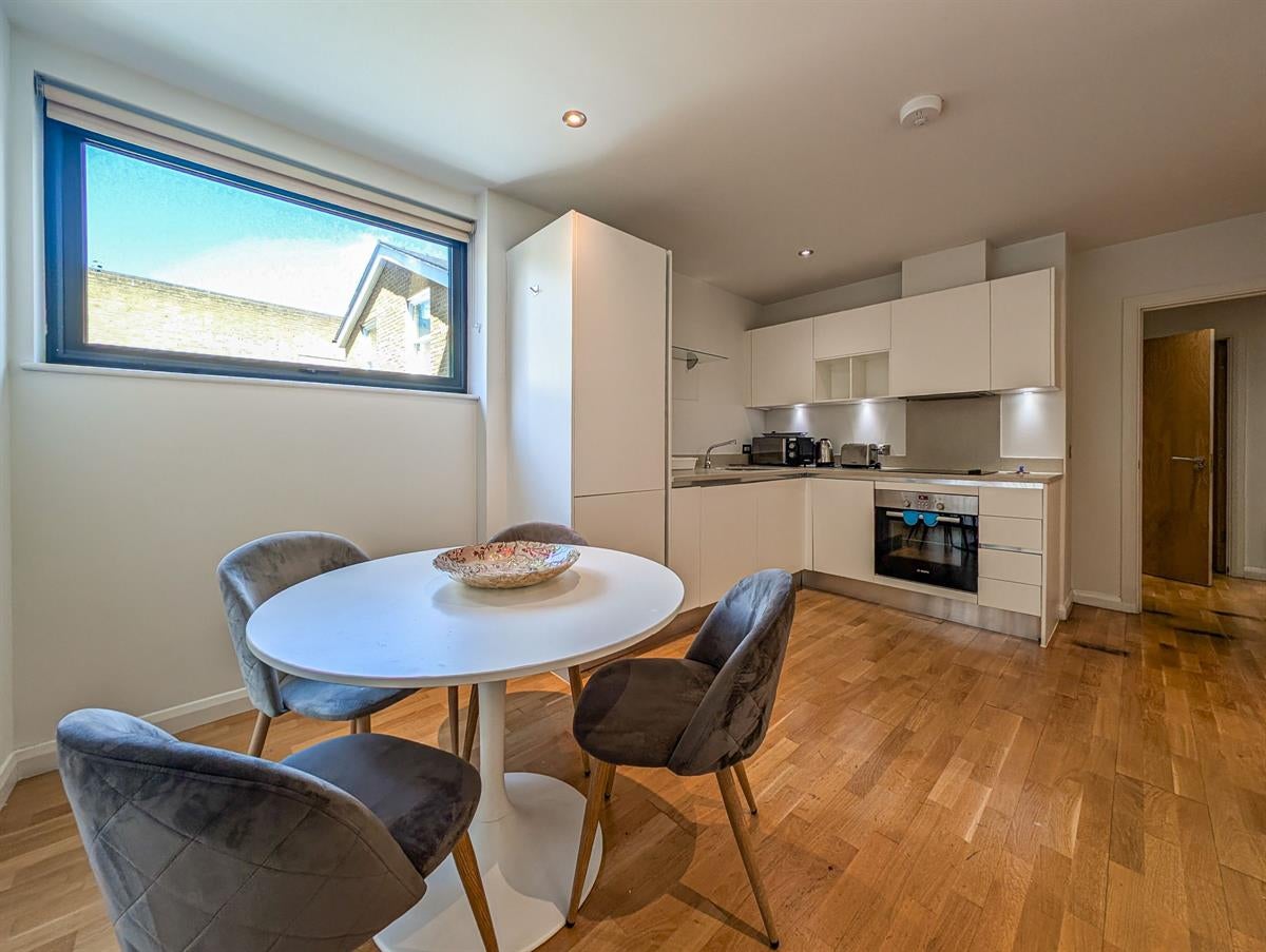 Flat Tooley Street in Greater London