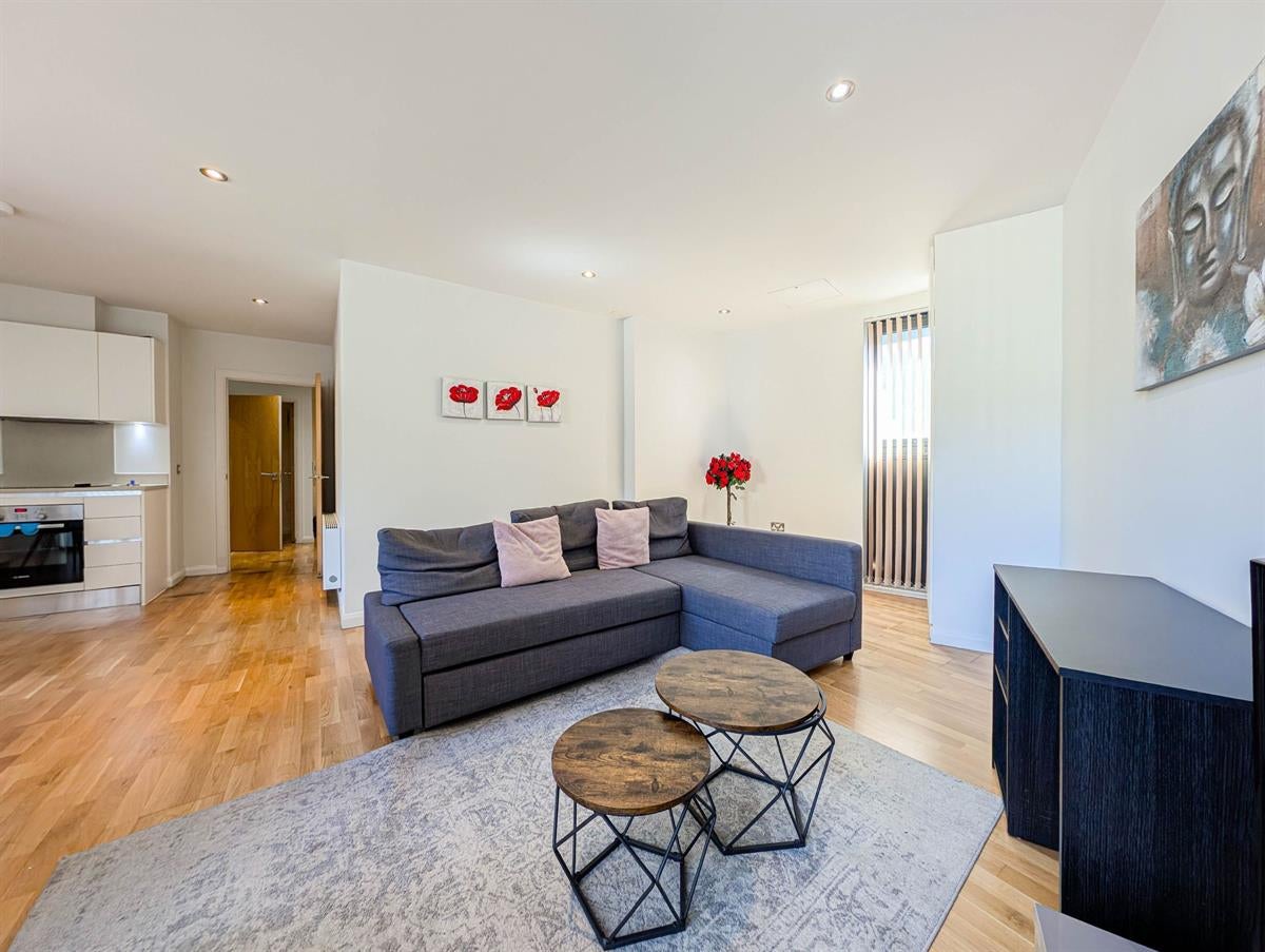 Flat Tooley Street in Greater London