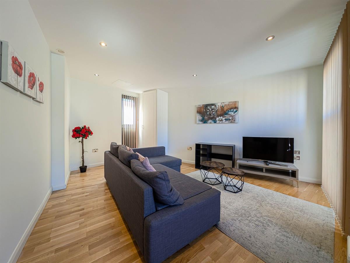 Flat Tooley Street in Greater London