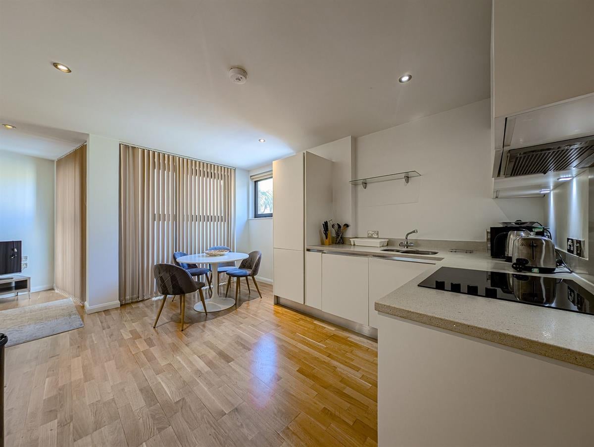 Flat Tooley Street in Greater London