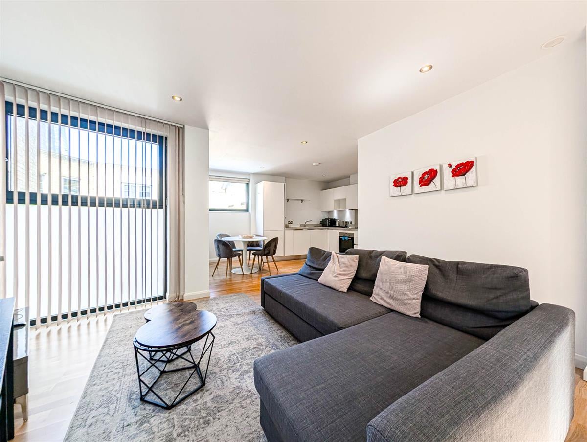 Flat Tooley Street in Greater London