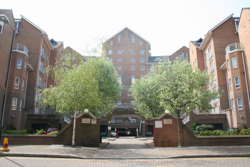Room Cyclops Mews in Greater London