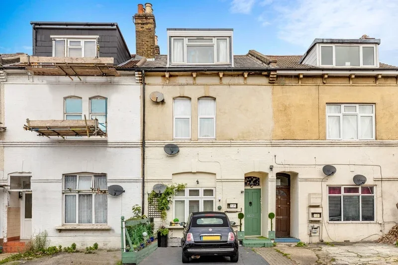 Flat St James's Road in Greater London
