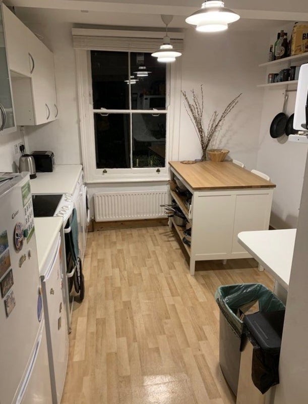 Room Mountgrove Road in Greater London