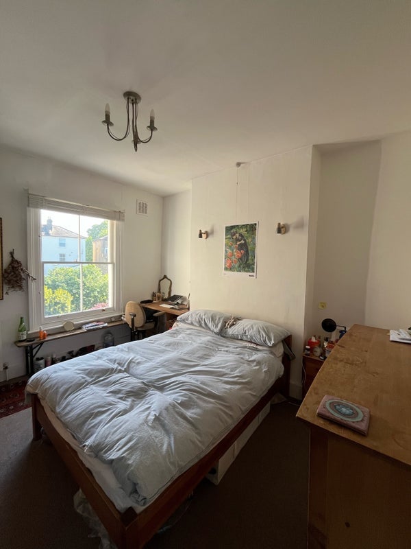 Room Mountgrove Road in Greater London