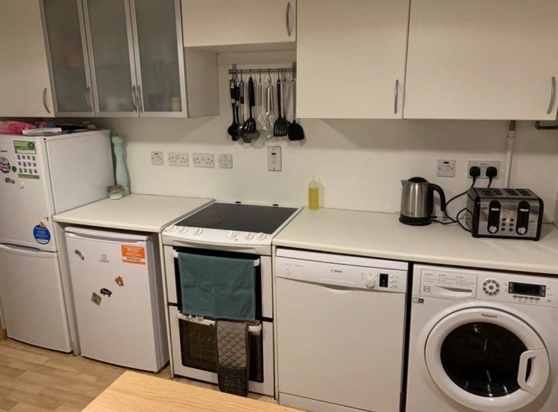 Room Mountgrove Road in Greater London