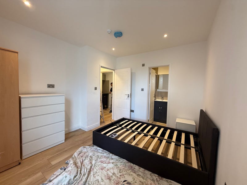 Room Gunnersbury Lane in Greater London