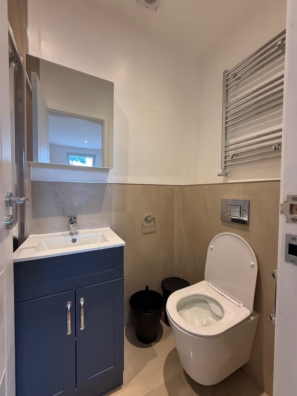 Room Gunnersbury Lane in Greater London