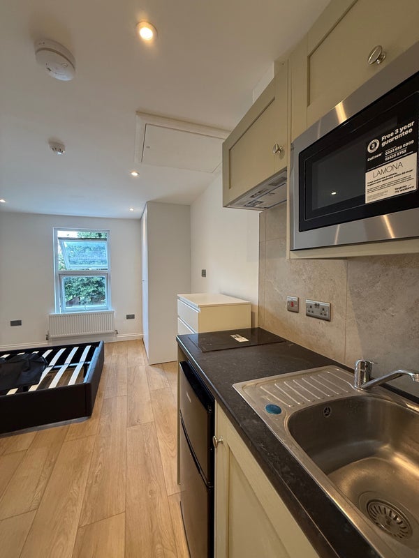 Room Gunnersbury Lane in Greater London